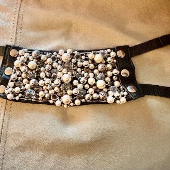 Spectacular Pearl and Crystal embedded Neck Cuff - Picture 3 of 9